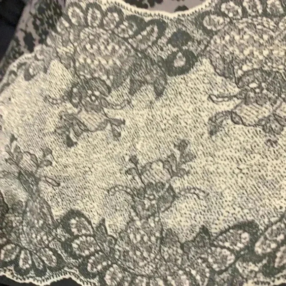 Violet and Claire lightweight tunic with front pleats and back button closure - Picture 6 of 8